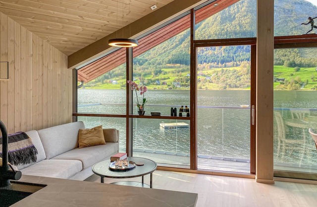 2 bedroom cozy home in Straumgjerde