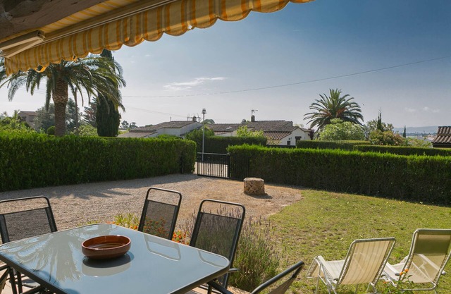 2 bedroom semi-detached house in Urb. Torre Gran, L'Estartit. Garden and community pool (Ref:H38)