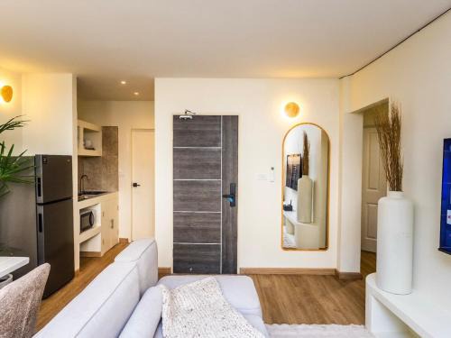 2 Bedroom for 4 guests Private in center of Sathorn