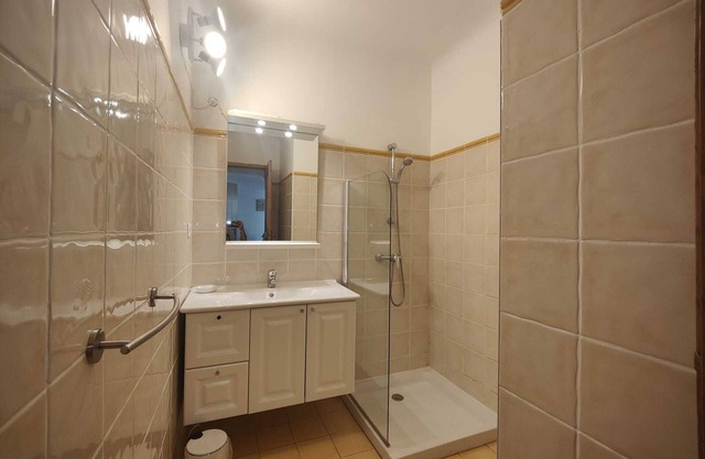 2-bedroom apartment with garden, 5-minute walk from Lac de Ste Croix.