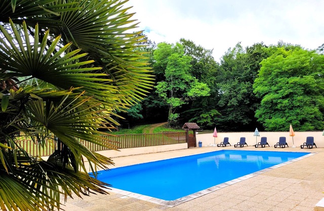 2-bedroom gîte for 5 to 7 people in Sarlat. Heated swimming pool.