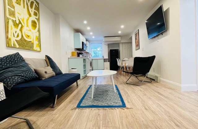 2-bedroom garden apartment in Town house in Jersey City with AC, WiFi