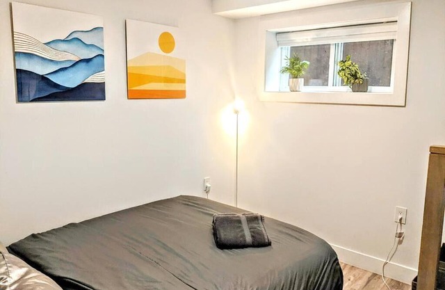 2 Bedroom Garden Apt. Free Parking. Quiet Family Area. 10 Minutes to Downtown