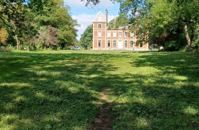 2-bedroom gite for 4 people in a castle with park, pond, orchard, etc.