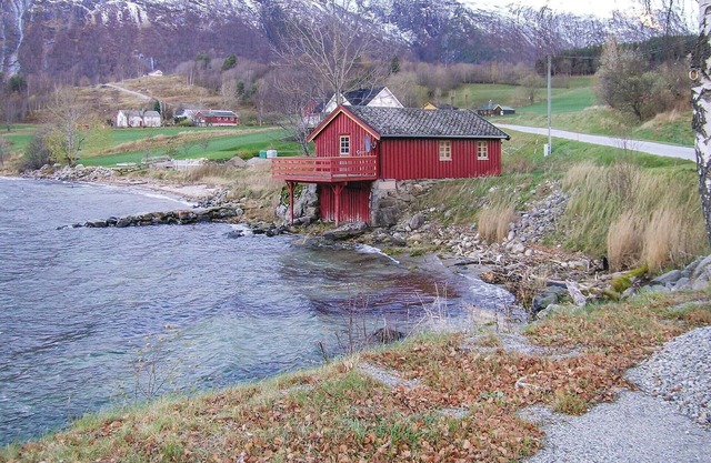 2 bedroom gorgeous home in Eresfjord