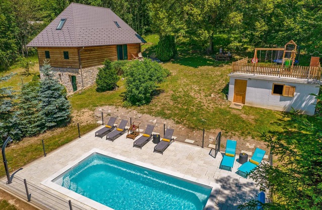 2 bedroom gorgeous home in Frkasic