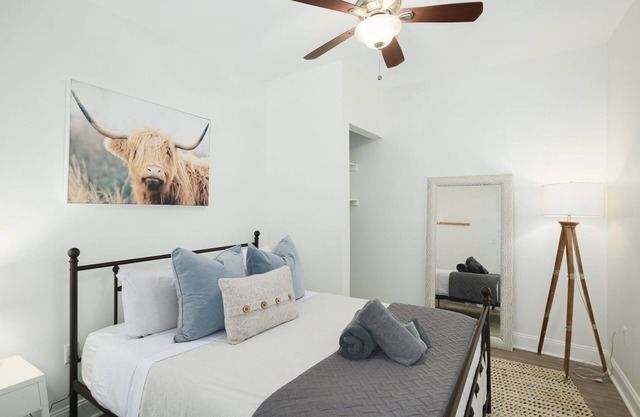 2 bedroom ground level apt - walk to Main St.