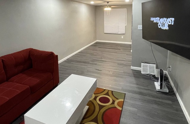 2 Bedroom Home In Darby(15 Min From Phila Airport)