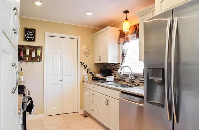 2 Bedroom Home with 3 beds, mins from Casino