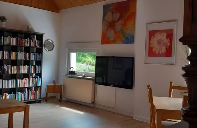 2-bedroom home with WiFi, with private parking, garden and barbeque area.