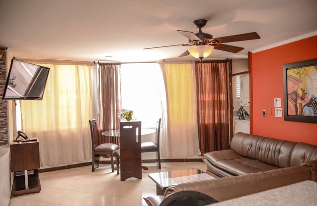 2 Bedroom Hot tub security AC Lleras area