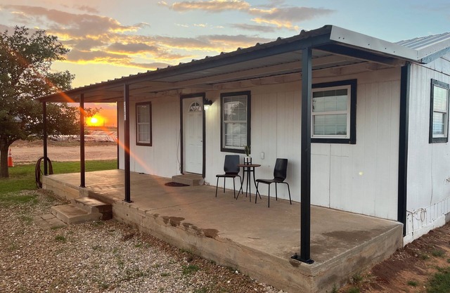 2-bedroom house in lovely Stanton with WiFi, AC. and Heating. Beautiful Sunset!