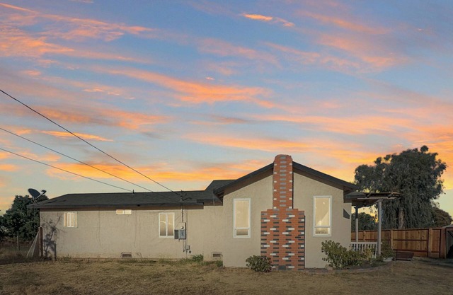 2-bedroom house in Oakdale!