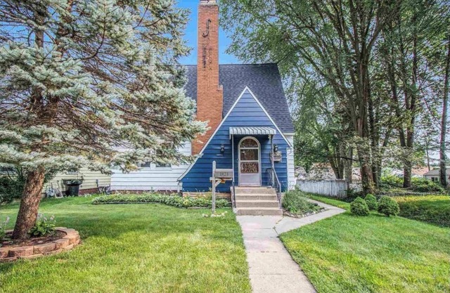 2-bedroom house, sleeps 7, near Notre Dame with WiFi, AC
