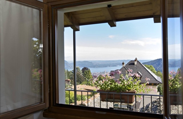2-bedroom house with pool, beautiful outdoor area and wonderful lake view