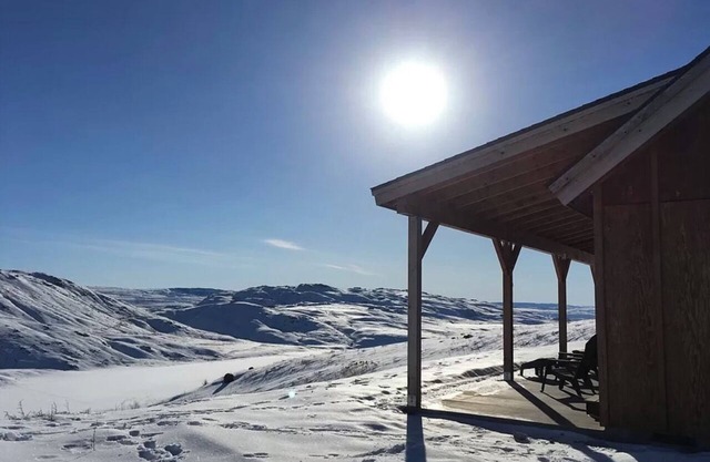 2 Bedroom + Loft cabin, sleeps 8. Views, acreage, wildlife, and adventure!