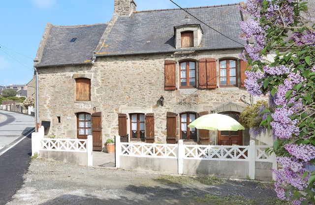 2 bedroom lovely home in Saint-Lunaire