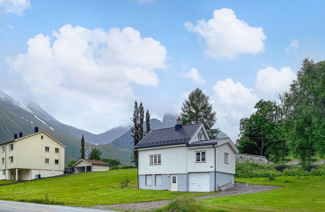 2 bedroom lovely home in Innfjorden