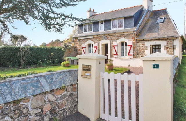 2 bedroom lovely home in Pleubian