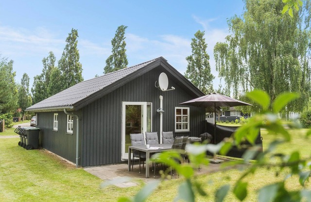 2 bedroom lovely home in Hovborg