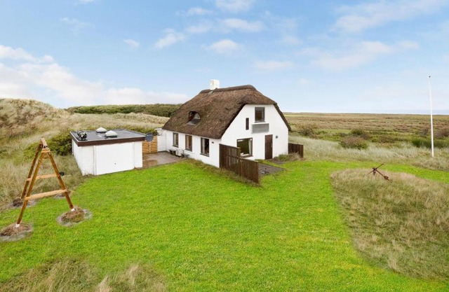 2 Bedroom Lovely Home In Hvide Sande