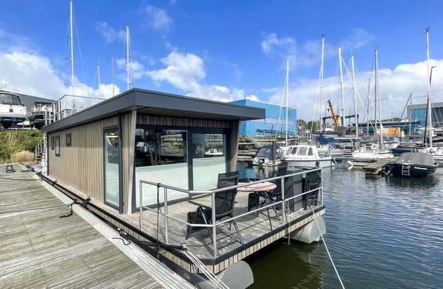 2 bedroom lovely ship in Hellevoetsluis