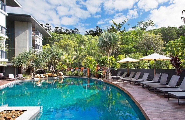 2 bedroom luxury apartment minutes from the beach.
