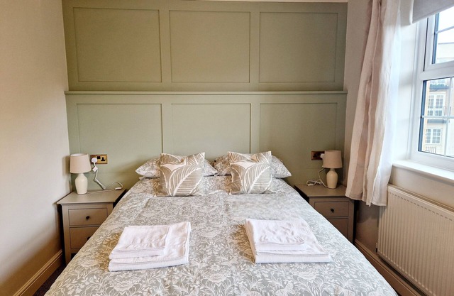 2 Bedroom Luxury Townhouse sleeps 4. Close to City Centre.
