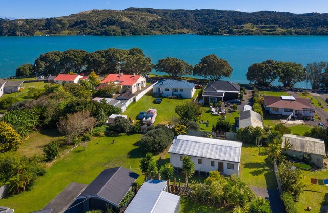 2 bedroom modern Raglan beach retreat large outdoor deck 200 meters to town