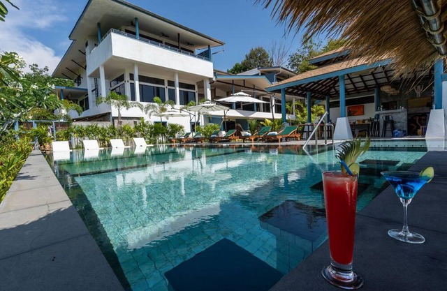 2 Bedroom penthouse apt. in Long Beach with Seaview