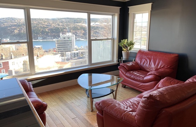 2 Bedroom Penthouse Suite with Harbour View and Outdoor Hot tub