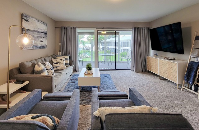 2 Bedroom, Pool & River View Condo