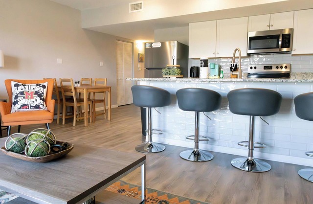 2 Bedroom Retreat at Regal Palms. Watch Disney Fireworks from Balcony!