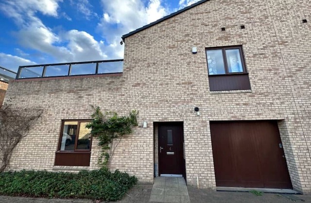 2 Bedroom Riverside Property with Roof Terrace