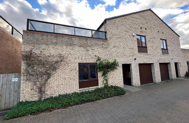 2 Bedroom Riverside Property with Roof Terrace