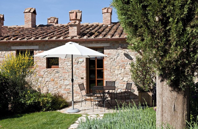 2-bedroom rustic apartment in charming Gambassi with WiFi