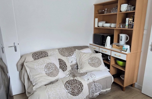 2-bedroom self-contained apartment sleeps 4 to 6, 20min from beach