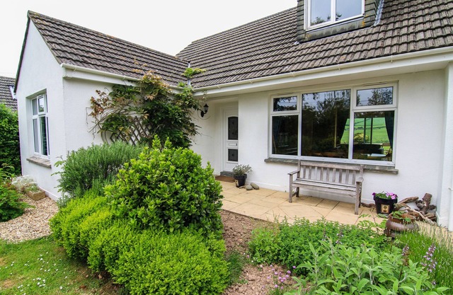 2 Bedroom, Semi-detached bungalow, 2 miles from the beach
