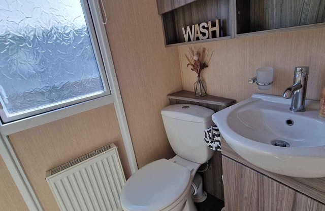 2-bedroom, Sleeps 4, dog friendly, WiFi next to Fantasy Island, Ingoldmells