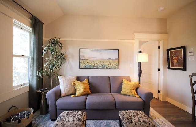 2 Bedroom Suite | Hot Tub | Downtown Ashland | For Fee Tesla Station