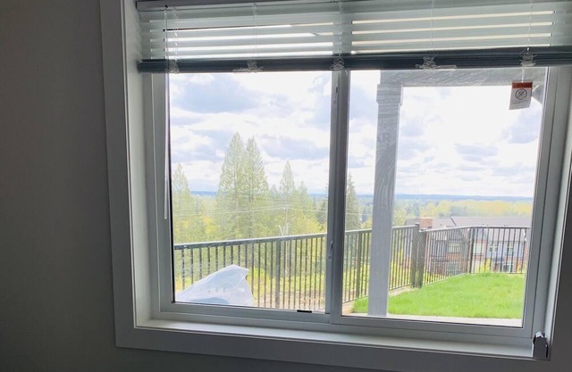 2-Bedroom Suite with picturesque view-28km to Vancouver