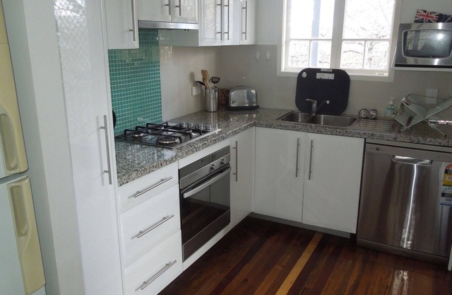 2 Bedroom townhouse 2 km to city from $686 per week FREE WiFI