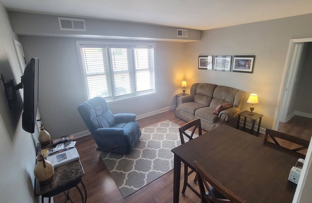 2 Bedroom Travelers Suite with Queen and Full Bed
