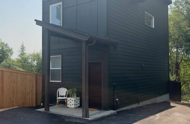 2-bedroom vacation home just 13 minutes drive to Moda Center