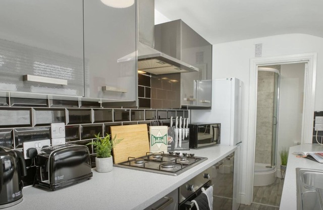 2 Bedroom Victorian Townhouse | Free Parking