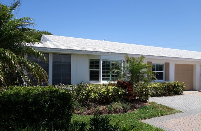 2-bedroom villa, steps from Siesta Key Beach and Crescent Beach