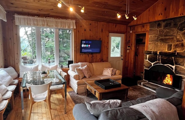 2 bedroom waterfront cottage on lake Duhamel in Mont-Tremblant