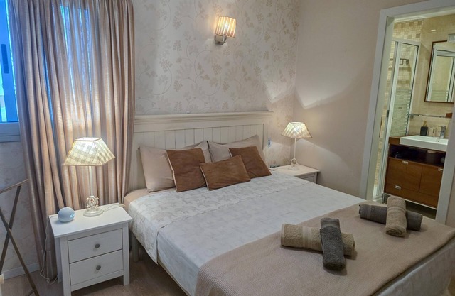 2 Bedroom, Wi-Fi, Center los Cristianos 100 mt from Beach.