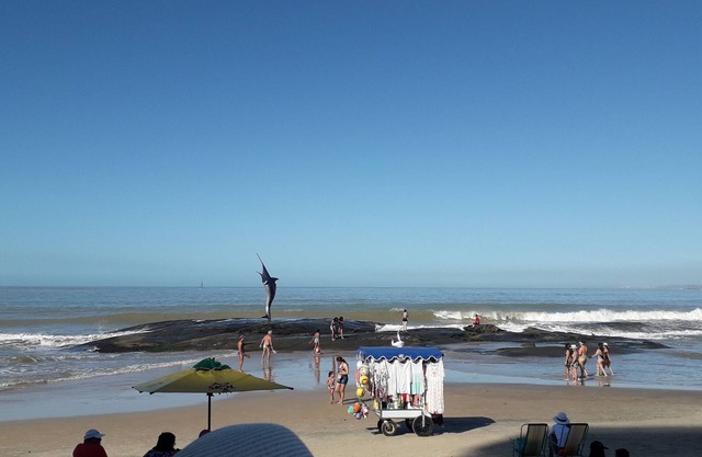2 BEDROOMS, 2 BATHROOMS, FURNISHED 250 meters from PRAIA DO MORRO. Wi-Fi