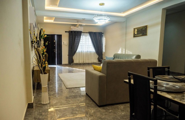 2 bedrooms apartment, 4 guests, Starlink WiFi, DSTV, Netflix, free parking
